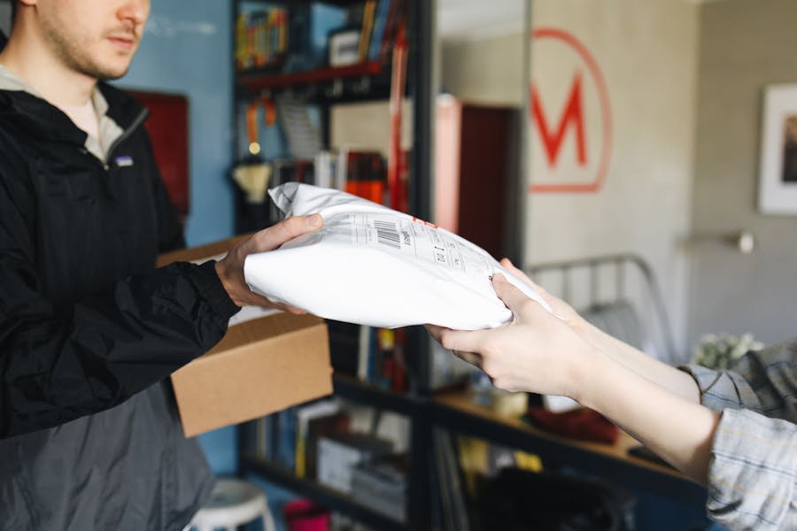 Top 5 Mistakes People Make When Using Same-Day Package Delivery